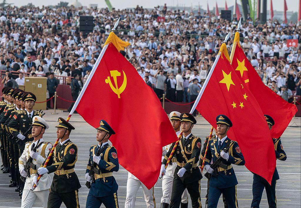 2025年9月3日，在中國北京天安門廣場，中國軍人舉著國旗、中國共產黨黨旗和人民解放軍旗，在紀念抗日戰爭勝利暨第二次世界大戰結束80周年閲兵式上前行。