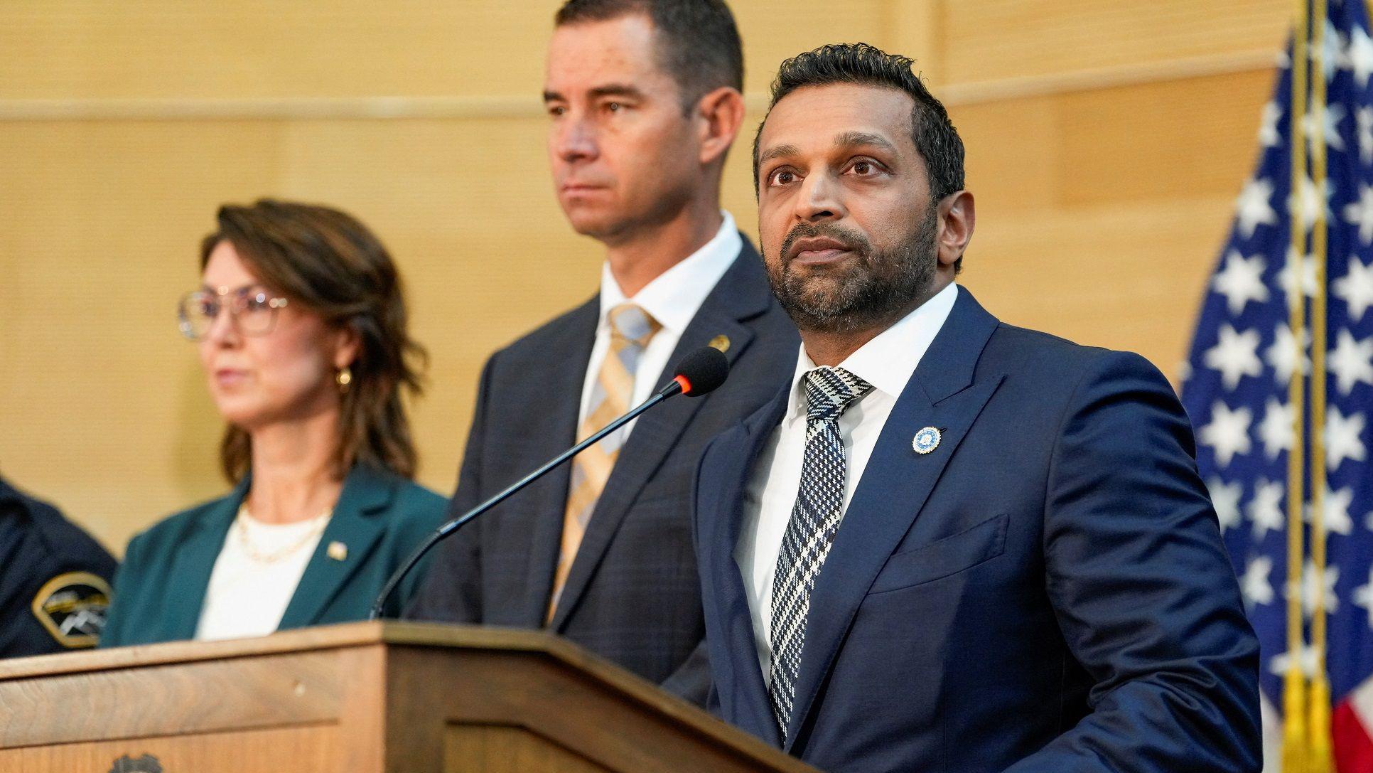 Ubistvo Čarlija Kirka: Osumnjičeni priveden nakon što ga je prijavio porodični prijatelj 1 Direktor FBI-ja Kaš Patel na konferenciji za medije u plavom sakou i beloj košulji sa plavobelom kravatom govori, iza njega je američka zastava i dvoje službenika, muškarac i žena