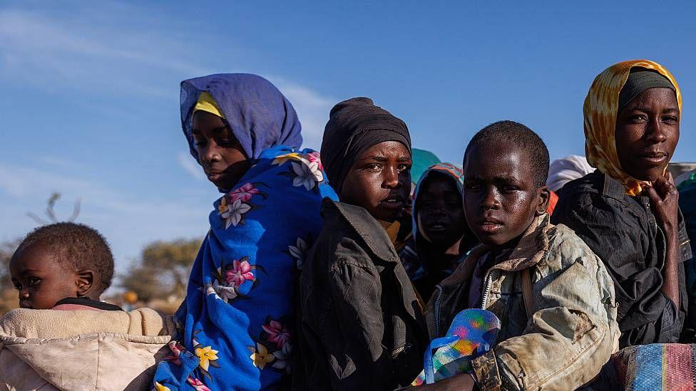 Mujeres y niños y adolescentes refugiados de la violencia en Sudán