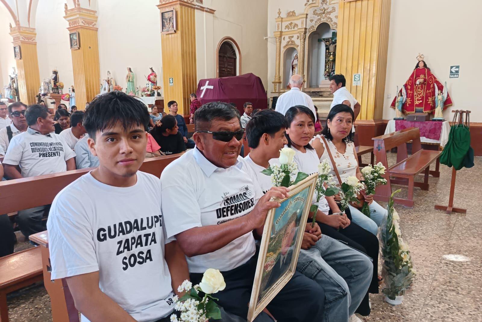 La familia del comunero Guadalupe Zapata participa de la misa en que autoridades religiosas pidieron perdón. 