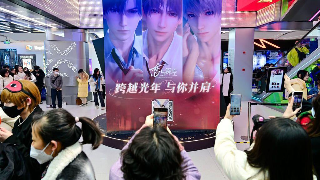 很多人在《恋与深空》海报前面打卡拍照