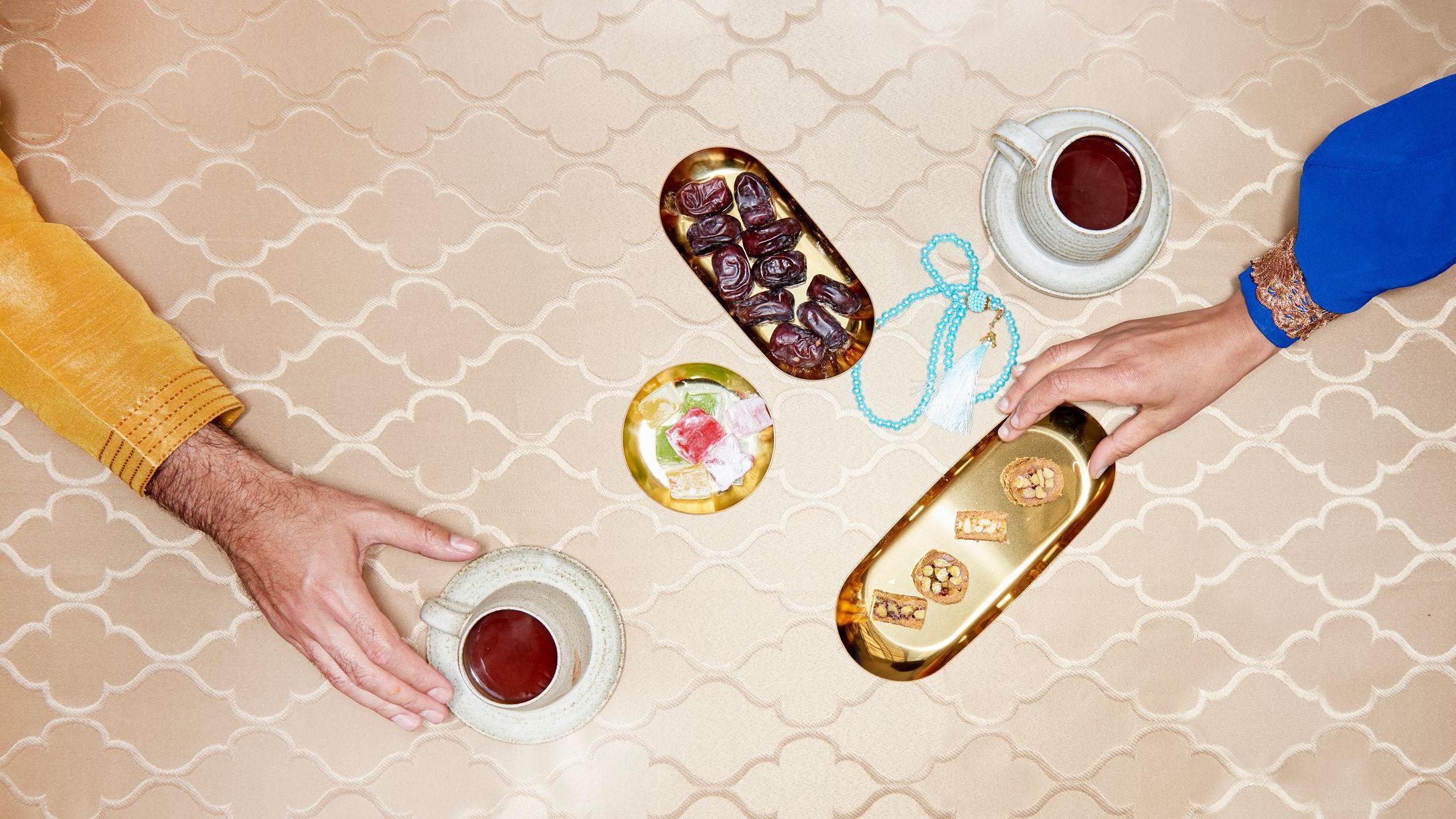 صورة فيها تمر والقليل من الأطعمة