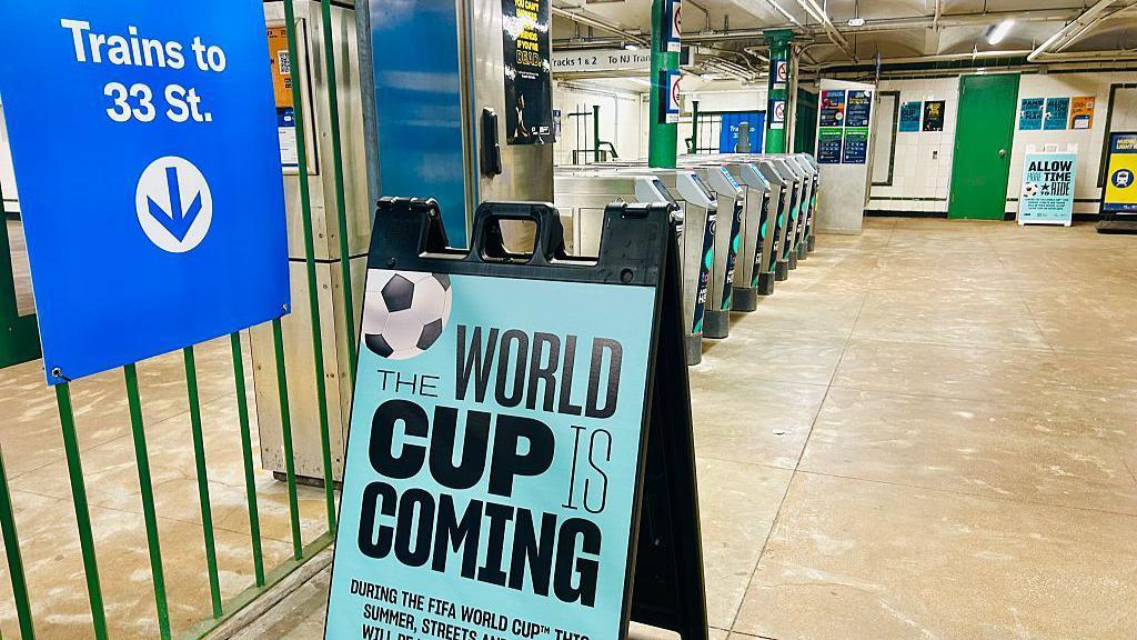 Letrero de la copa del mundo en el metro de NY