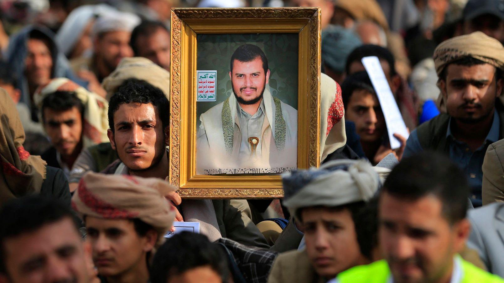 يحمل يمني شيعي صورةً للزعيم الحوثي عبد الملك الحوثي، أثناء استماعه لخطابٍ ألقاه خلال مراسم إحياء ذكرى عاشوراء في صنعاء، بتاريخ 25 يونيو/حزيران 2026. وتشمل مراسم عاشوراء فترة حدادٍ مدتها عشرة أيام تبدأ في أول أيام شهر محرم حسب التقويم الهجري، إحياءً لذكرى استشهاد الإمام الحسين، حفيد النبي محمد، في القرن السابع الميلادي. 