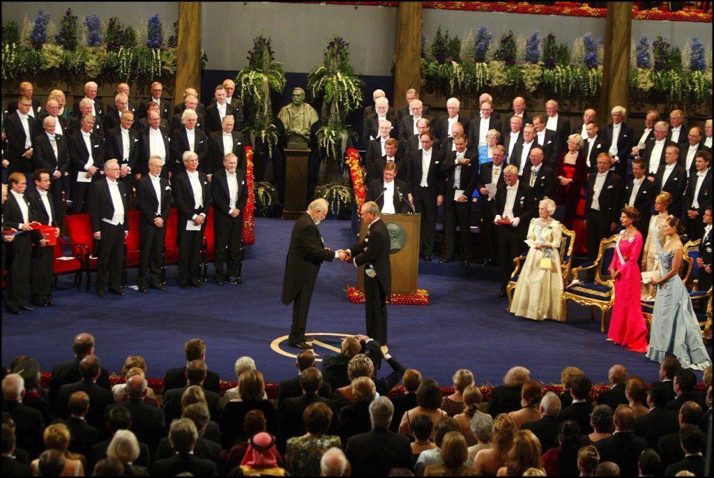 El rey Carlos Gustavo y el Premio de Medicina de 2003, Paul C. Lauterbur, la princesa Lilian, la princesa Magdalena, la reina Silvia, Carlos Felipe y la princesa heredera Victoria. En Estocolmo, Suecia, el 10 de diciembre de 2003.