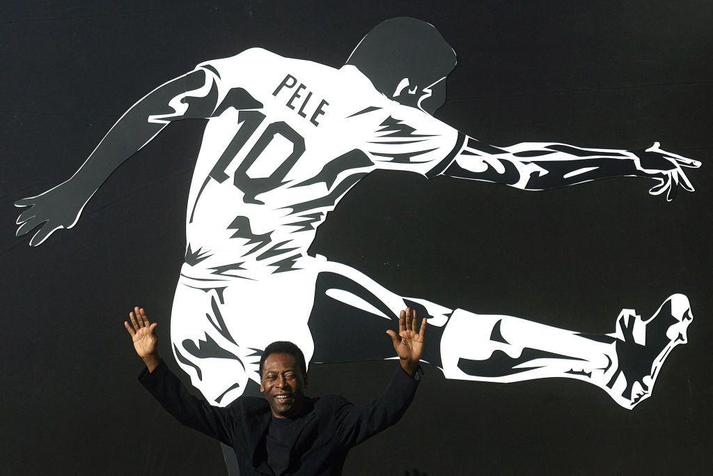 Pelé en una imagen de una patada suya famosa. 