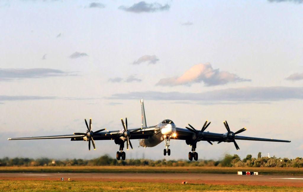 Un Tu-95 aterrizando