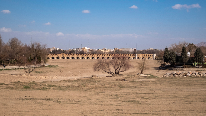 جسر سي وسه بل فوق نهر زاينده رود وقد جفّتْ مياهه