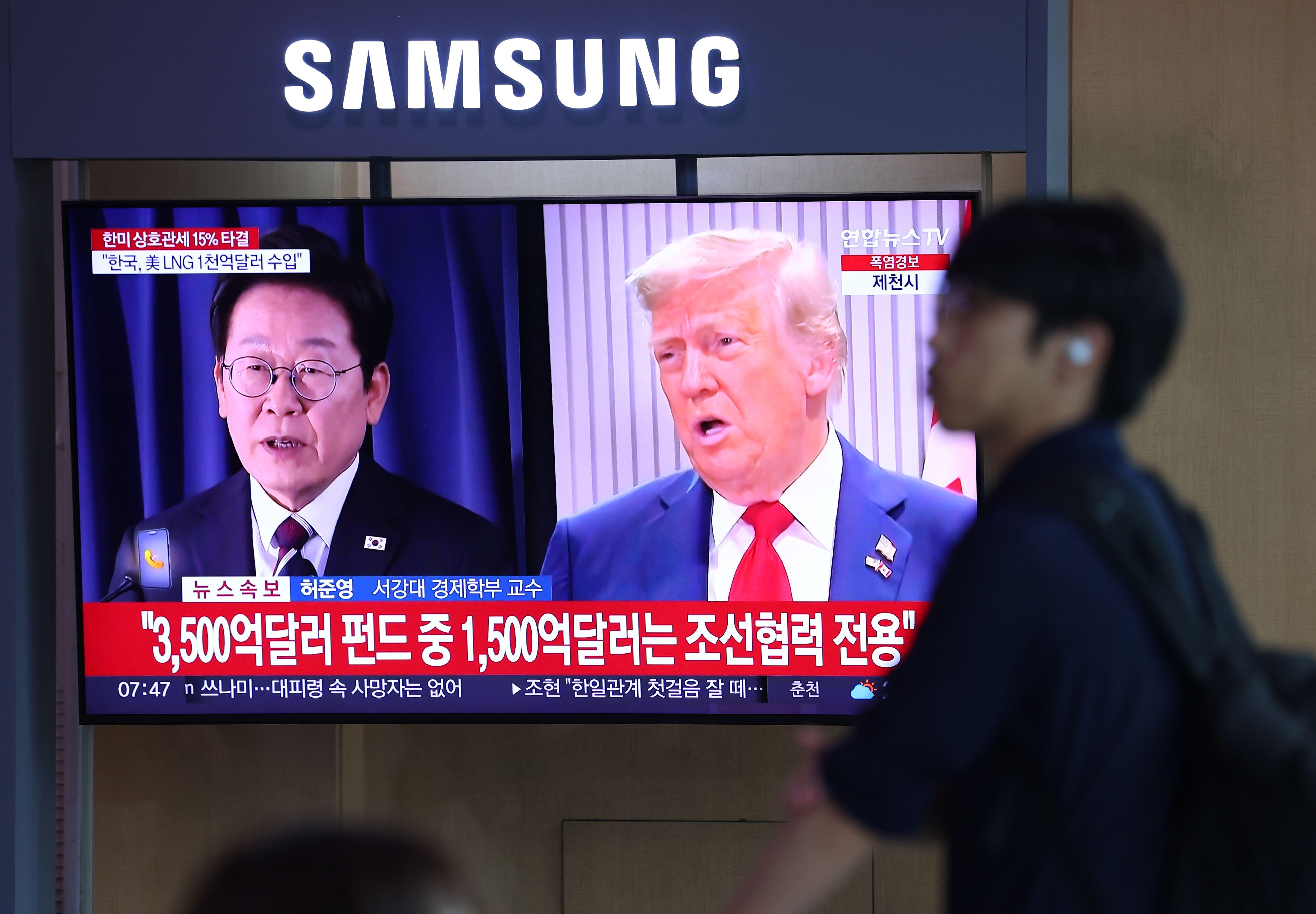 한국과 미국의 관세협상이 타결된 7월 31일 서울역 대합실에 설치된 TV에 관련 소식이 전해지고 있다