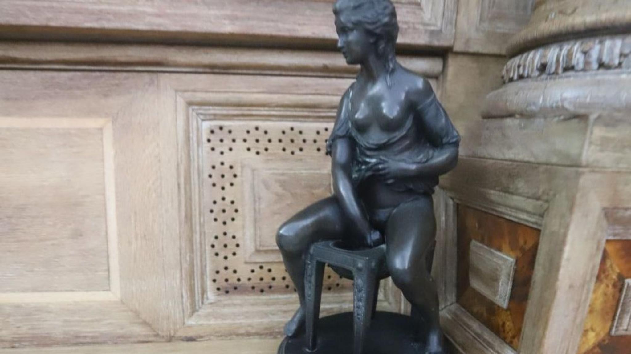 有些照片展示了房間内的雕像和繪畫在內的各種藝術品。