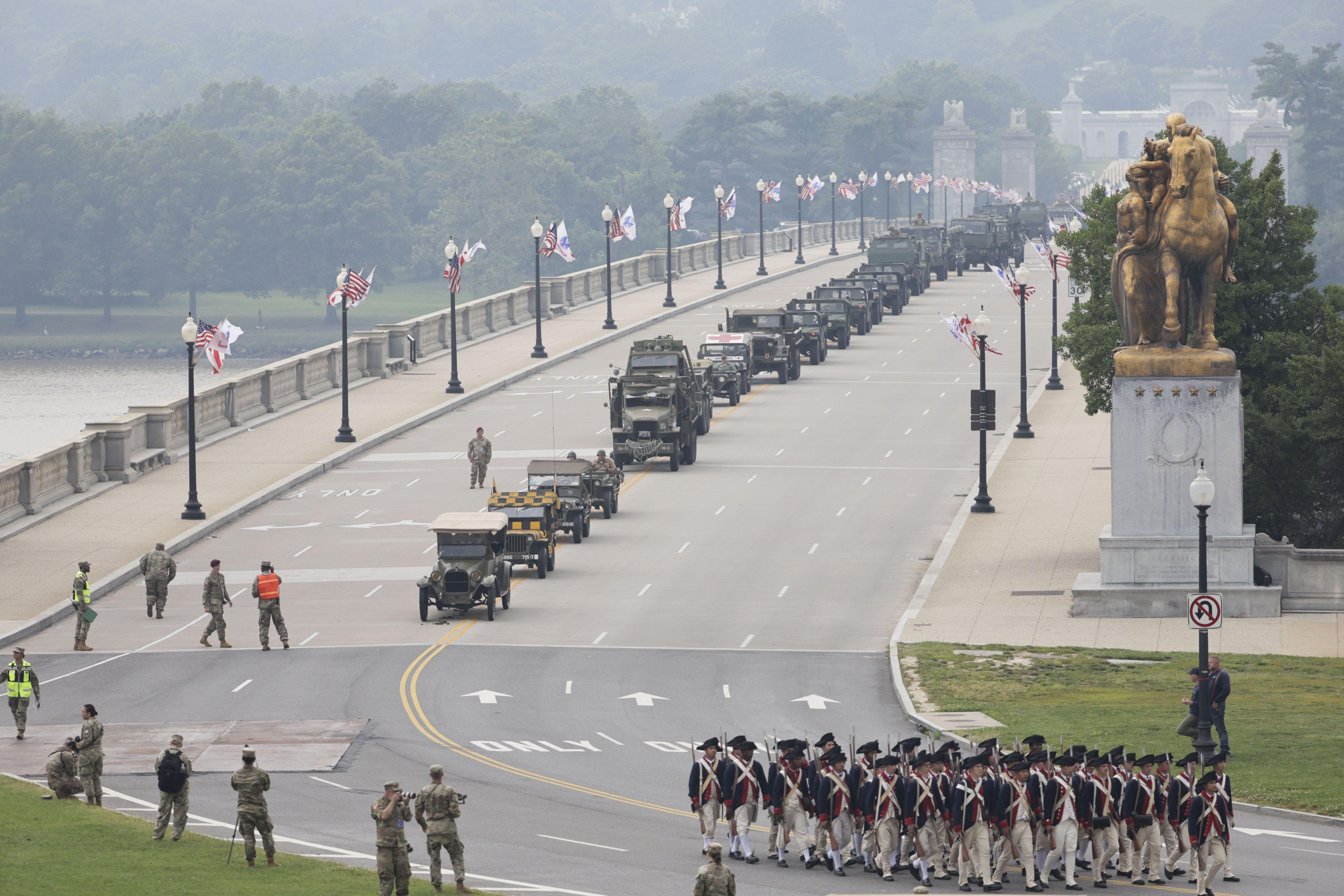 Una fila de Jeeps antiguos transita por un puente de Washington DC