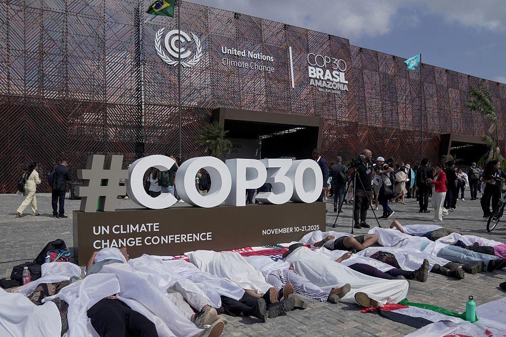 Pessoas participam de uma manifestação em frente à entrada principal da COP30 em Belém, estado do Pará, Brasil, em 10 de novembro de 2025