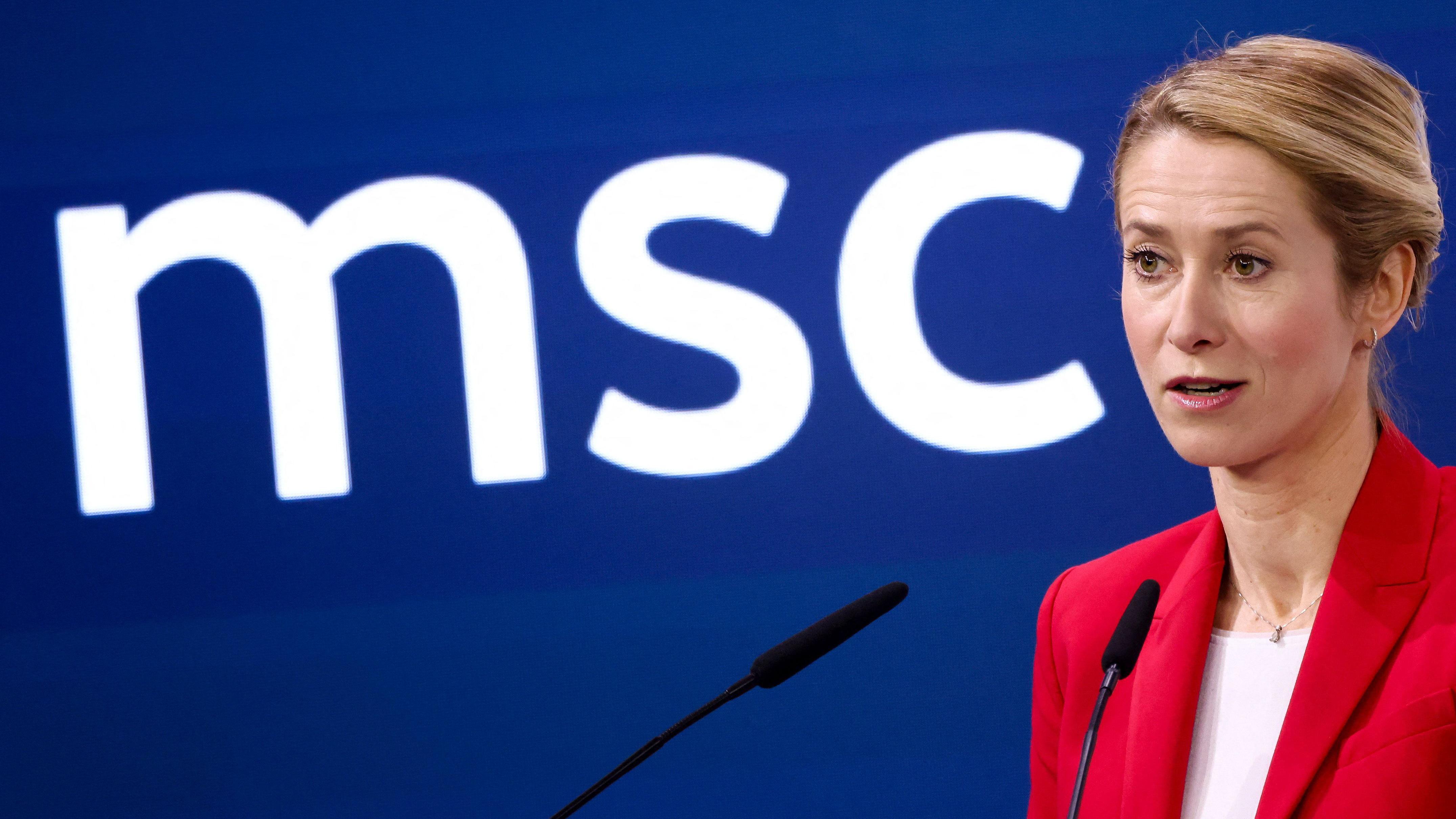 Kaja Kallas, discursa em um p&oacute;dio durante o &uacute;ltimo dia da Confer&ecirc;ncia de Seguran&ccedil;a de Munique, na Alemanha