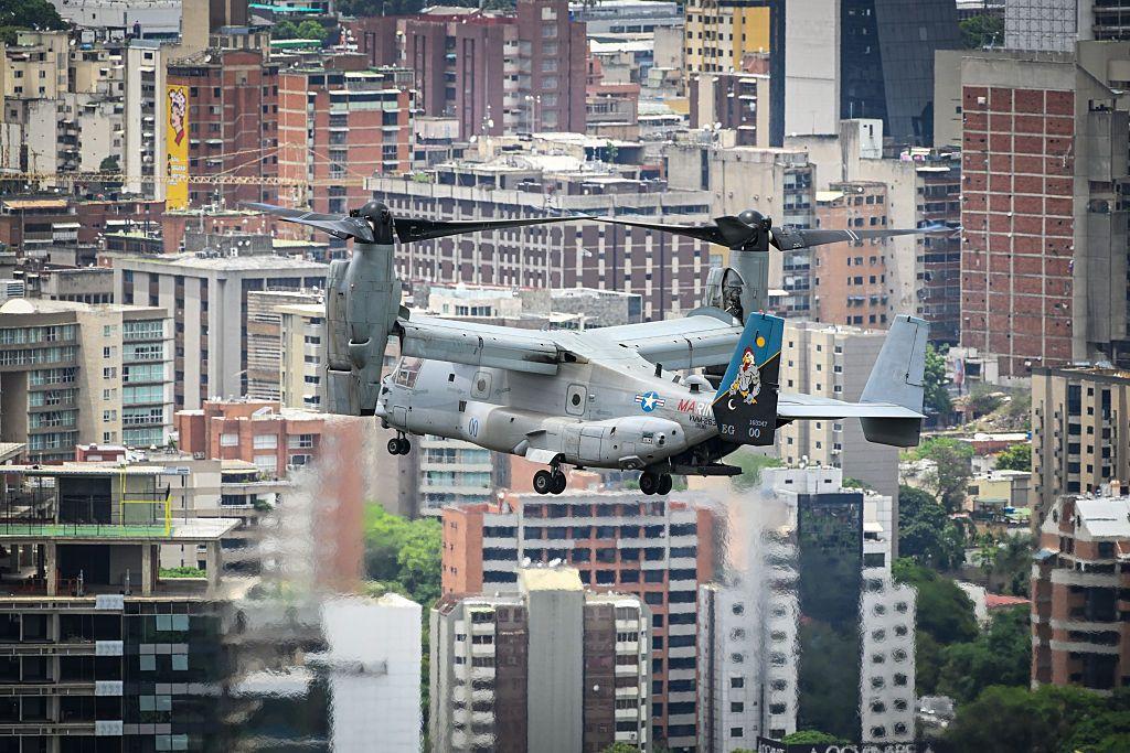 Un avión US Bell Boeing V-22 Osprey sobrevolando en Caracas