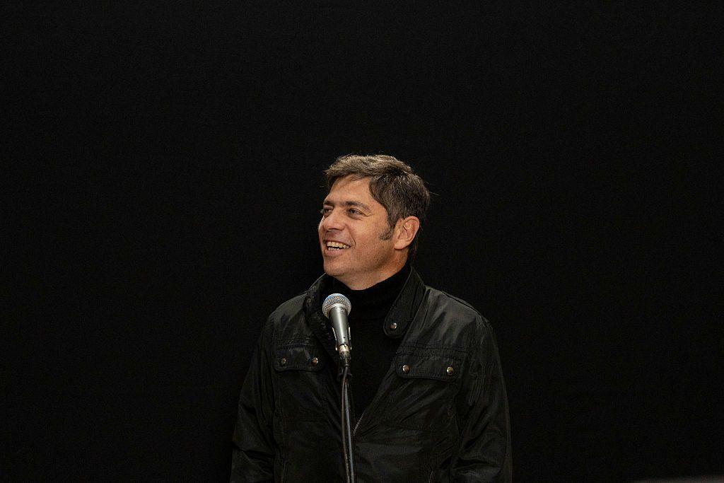 Axel Kicillof sonríe frente a un micrófono.