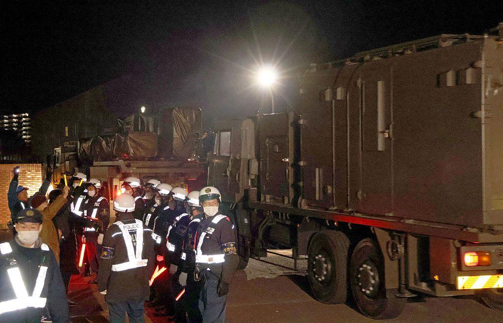 導彈運抵熊本市健軍駐屯地後，數十至百名居民到場抗議。