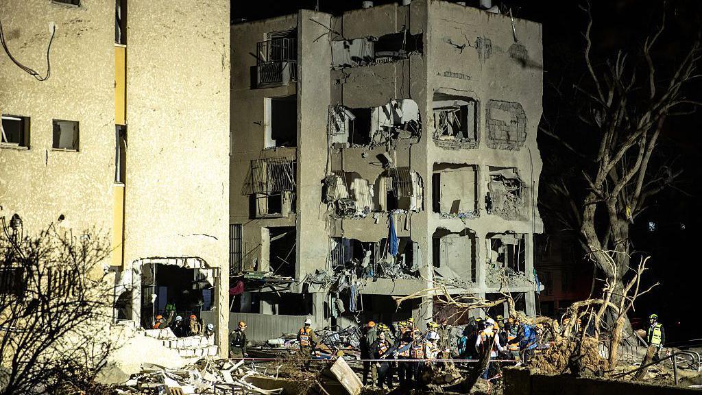 Vista de la zona donde varias personas resultaron heridas tras un ataque con misiles iraníes en el sur del país, el 22 de marzo de 2026.