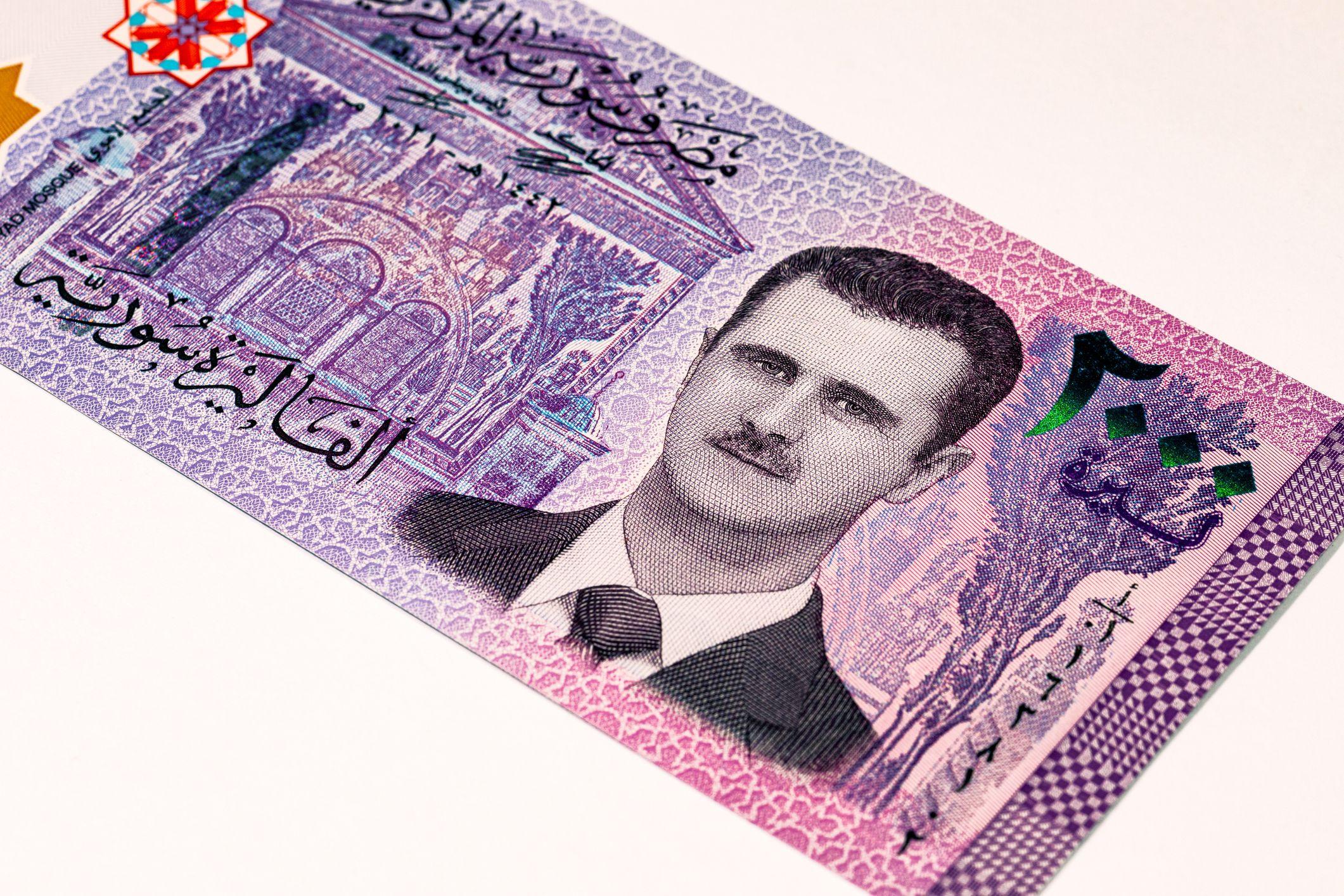 صورة لعملة سورية ورقية تحمل صورة بشار الأسد.