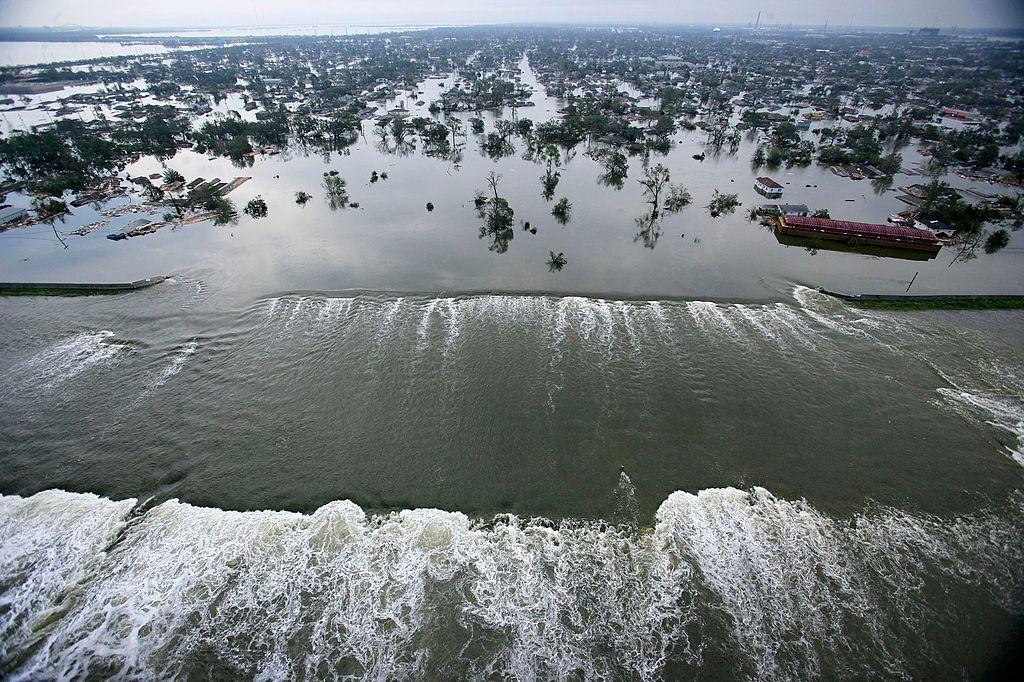 Una de las secciones de los diques de New Orleans que fallaron y el agua cruzando hacia los vecindarios.