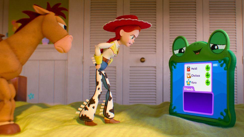 Jessie y Bullseye, de pie sobre una cama y con cara de enfado, junto a Lilypad en Toy Story 5.