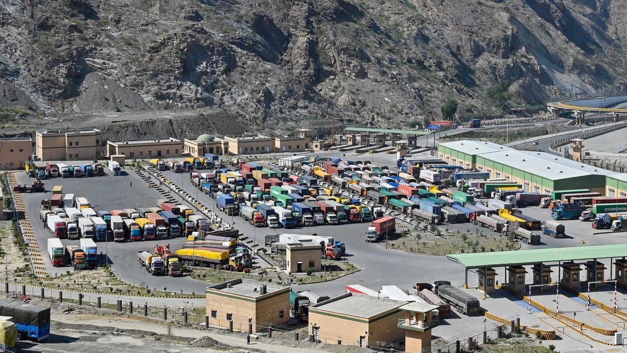 پاکستان میں شدت پسند حملوں کے بعد سرحد اور تجارت بند کرنے کے اعلان کے بعد پاکستان اور افغانستان کے سرحدی علاقےطورخم میں ٹرک تاحالپھنسے ہوئے ہیں۔