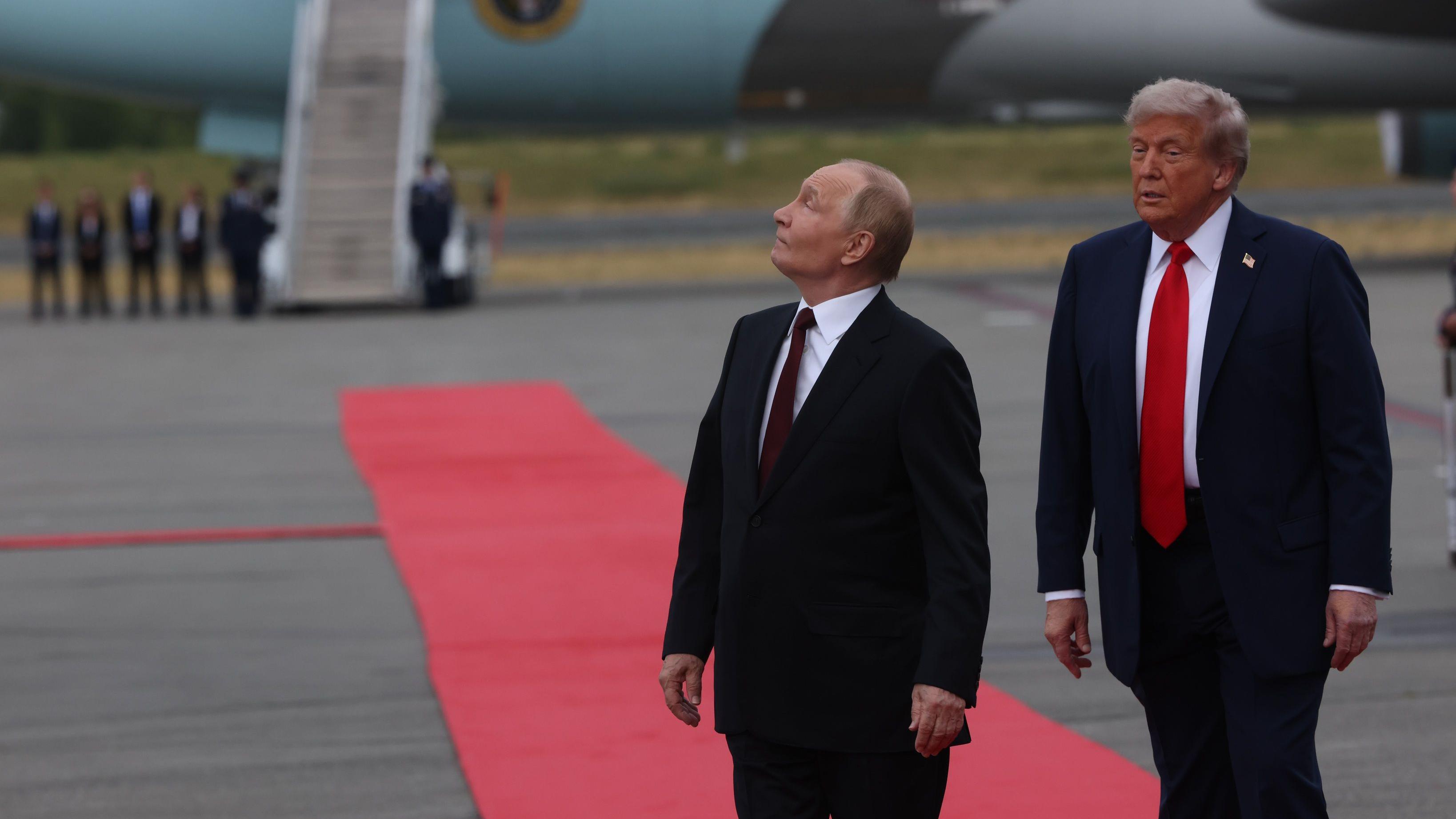 التقى الرئيس الأمريكي دونالد ترامب والرئيس الروسي فلاديمير بوتين في قمة حول الحرب في أوكرانيا، في القاعدة الجوية الأمريكية في ١٥ أغسطس/آب 2025، في أنكوريج، ألاسكا، الولايات المتحدة. 