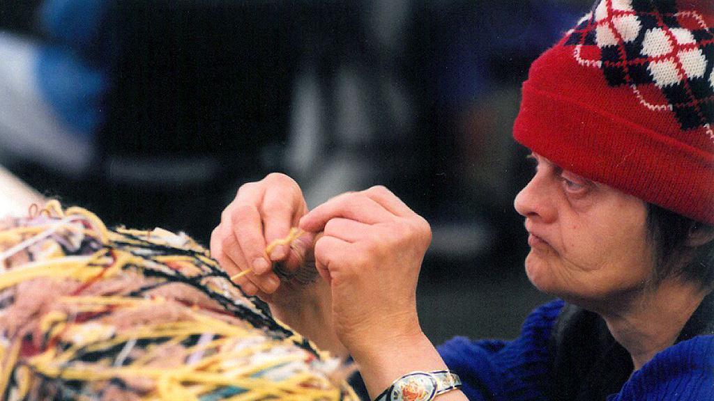 Judith Scott, concentrada, trabajando