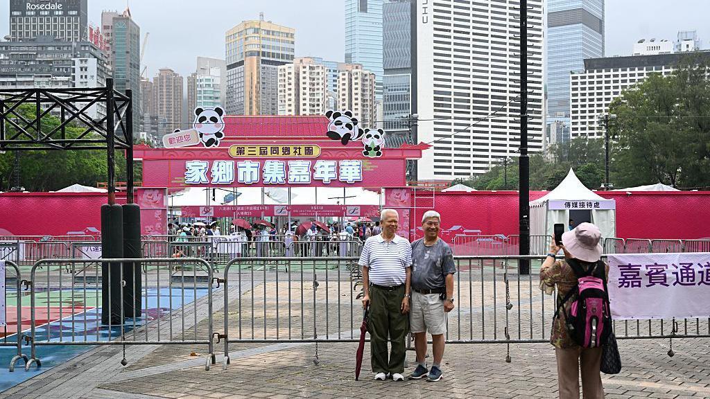 2025年6月4日，遊客在香港銅鑼灣維多利亞公園舉行的市集外拍照