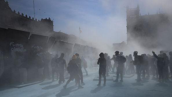 Manifestantes intentan derribar una valla durante una manifestación contra el gobierno de la presidenta de México, Claudia Sheinbaum, en la Plaza del Zócalo.