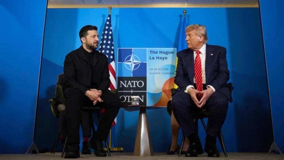 El presidente de Ucrania, Volodymyr Zelensky, junto al presidente estadounidense Donald Trump en la cumbre de la OTAN 