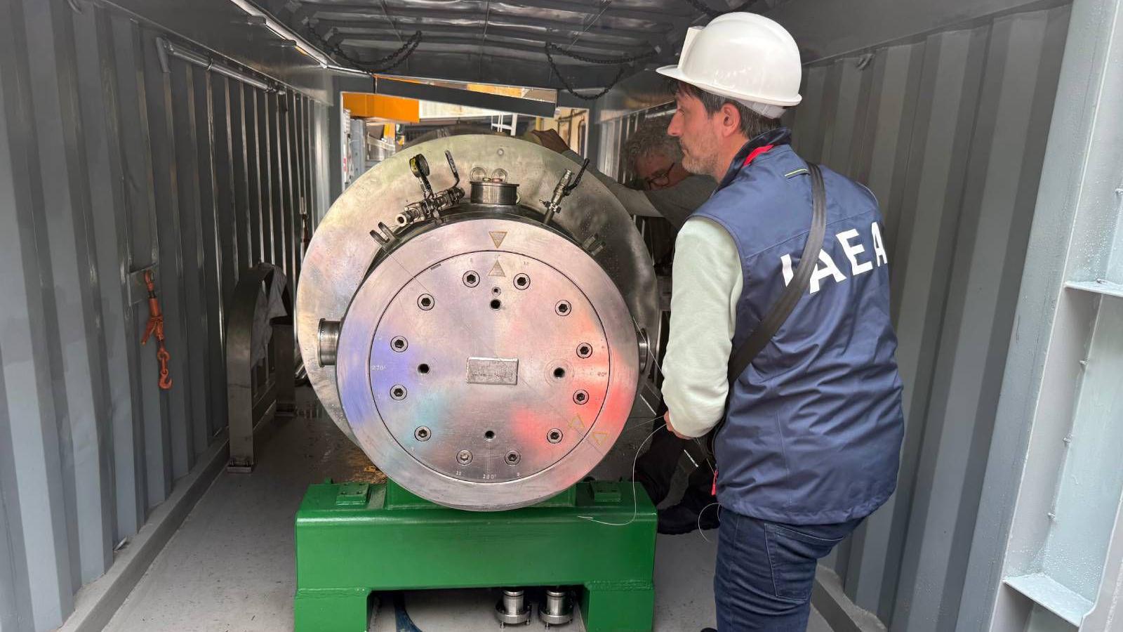 Un técnico del Organismo Internacional de Energía Atómica supervisa el envío del uranio desde Venezuela.