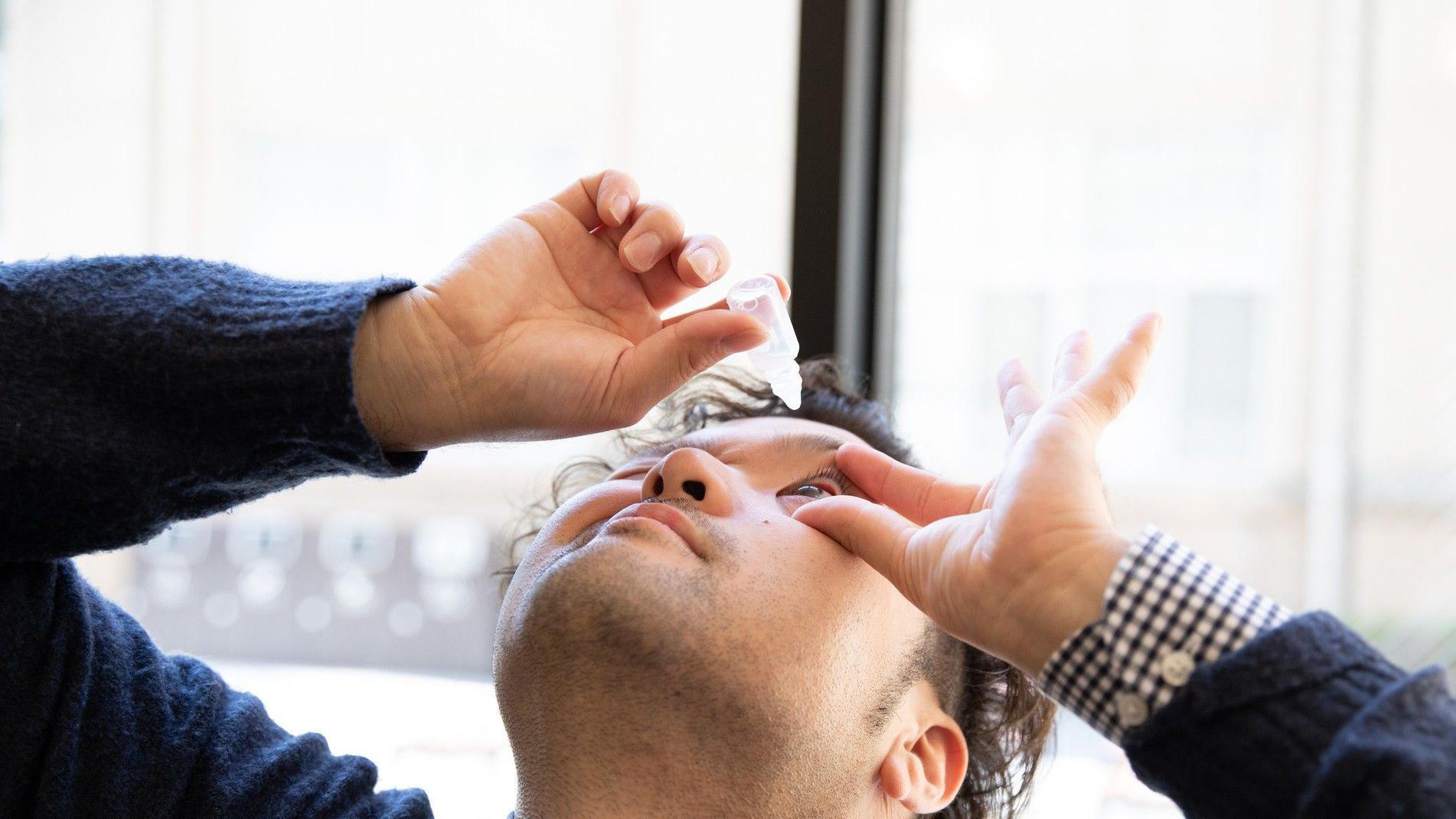 شخص يضع قطرة في عينه