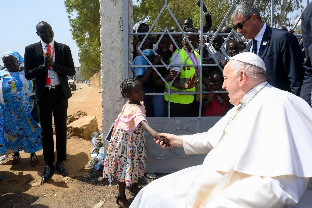 El papa saluda a una niña en el sur de Sudán, África. 