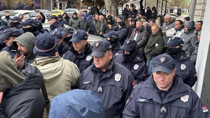 Policija razdvaja pristalice SNS-a i opozicije u centru Kule