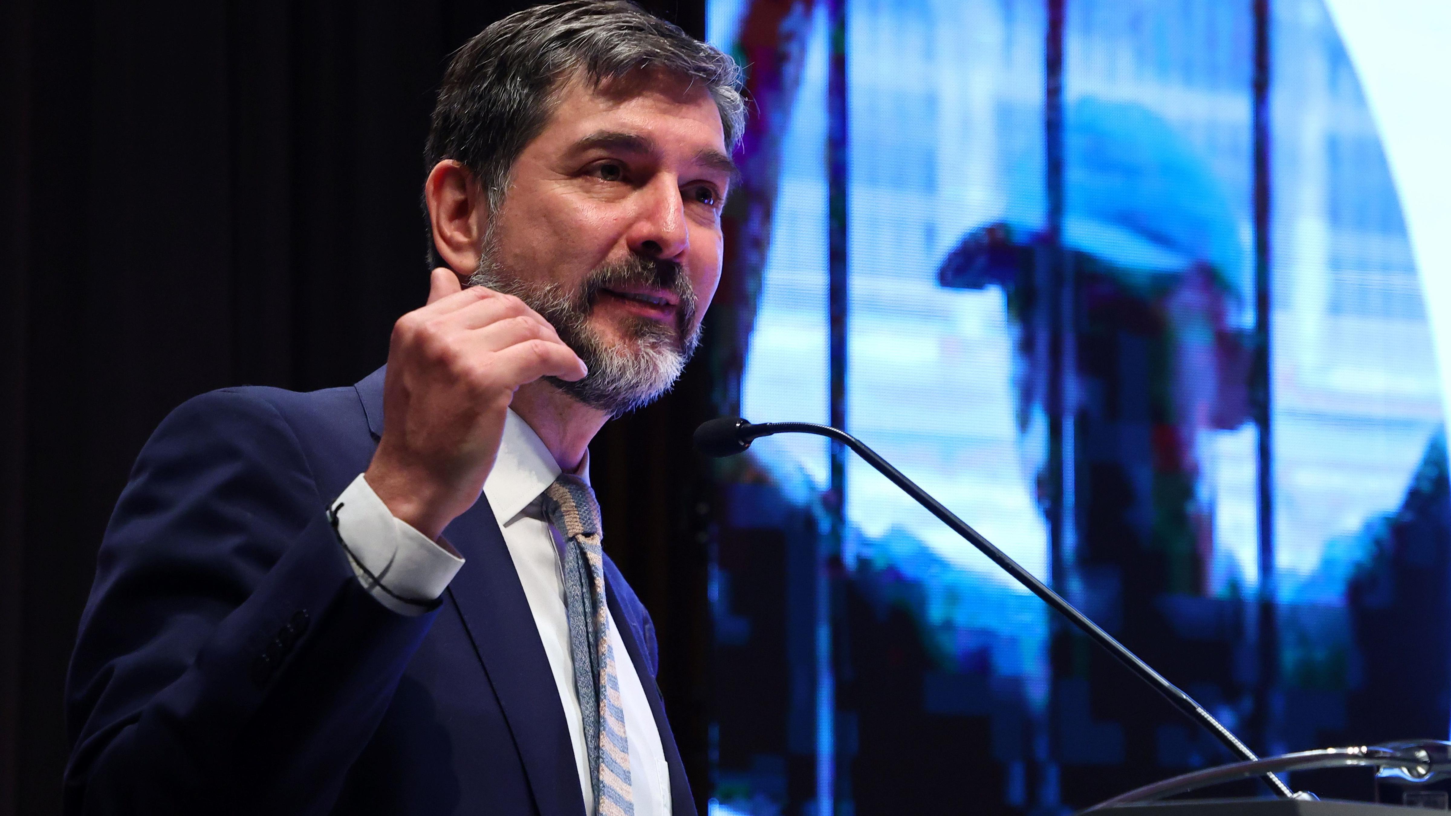 Daniel Johnson hablando desde un atril