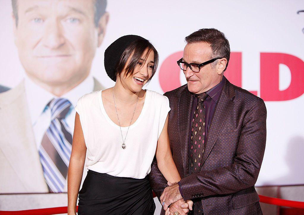 Zelda Williams y Robin Williams posan en una presentación tomados de la mano