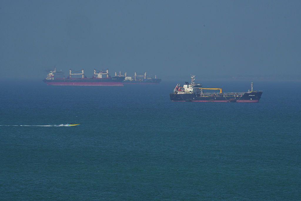Navio-tanque de petr&oacute;leo navega pelo mar em 28 de abril de 2026, na Ilha de Qeshm, no Ir&atilde;, no Estreito de Ormuz