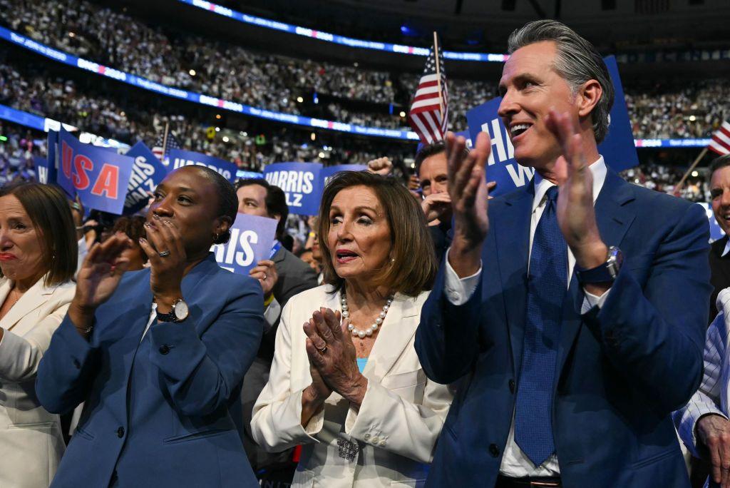 La ex presidenta de la Cámara de Representantes de EE. UU. Nancy Pelosi (C), la senadora de EE. UU. Laphonza Butler (L) y el gobernador de California Gavin Newsom (R) aplauden mientras la vicepresidenta de EE. UU. y candidata presidencial demócrata de 2024 Kamala Harris habla en el cuarto y último día de la Convención Nacional Demócrata (DNC) en el United Center de Chicago, Illinois, el 22 de agosto de 2024. La vicepresidenta Kamala Harris aceptó formalmente la nominación del partido para presidenta hoy en el DNC que se llevó a cabo del 19 al 22 de agosto en Chicago. (Foto de ANDREW CABALLERO-REYNOLDS/AFP a través de Getty Images)