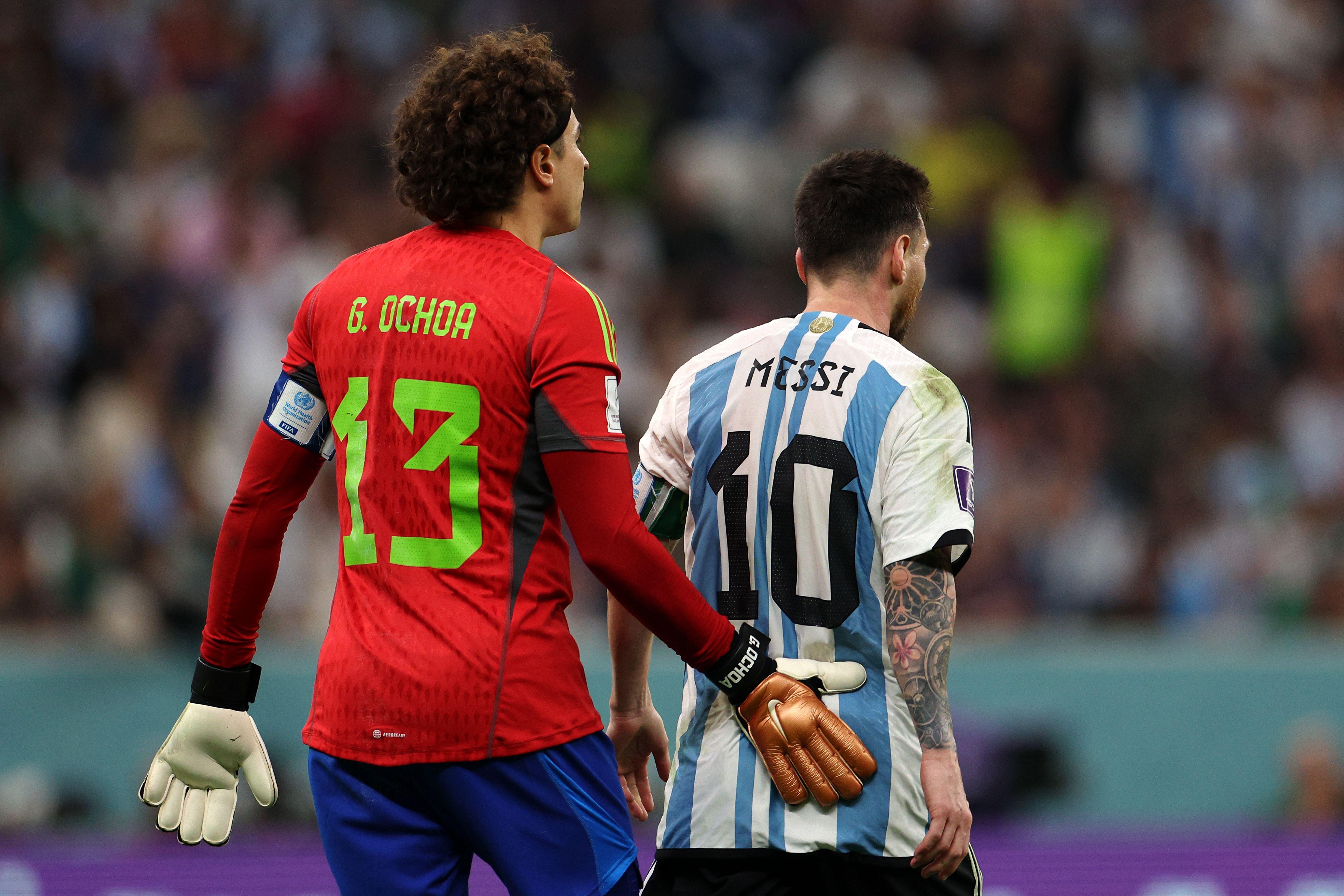 الأرجنتيني ليونيل ميسي والمكسيكي غييرمو أوتشوا في مونديال 2022