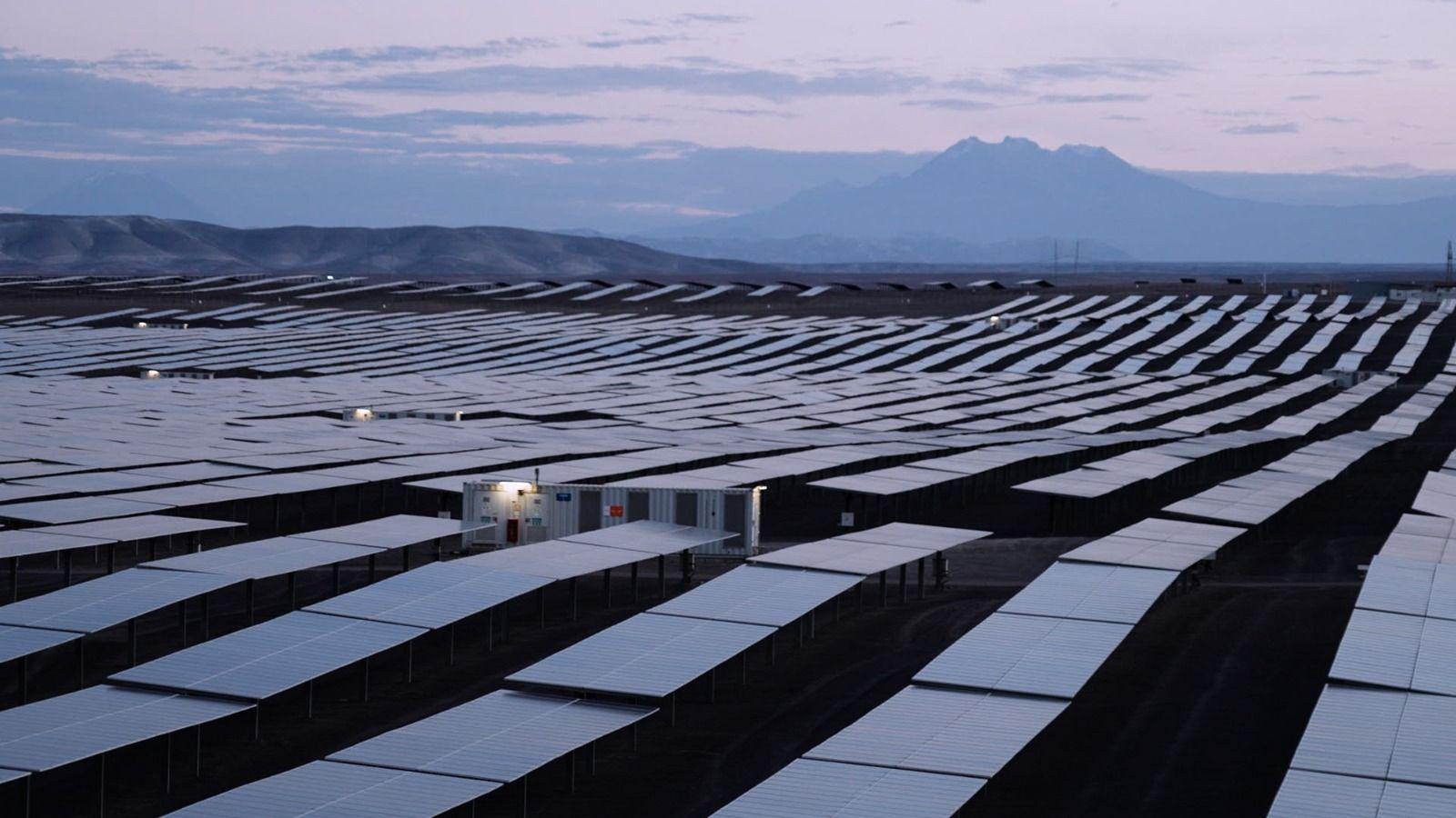 Paneles solares de la planta solar El Rubí, en el sur de Perú.