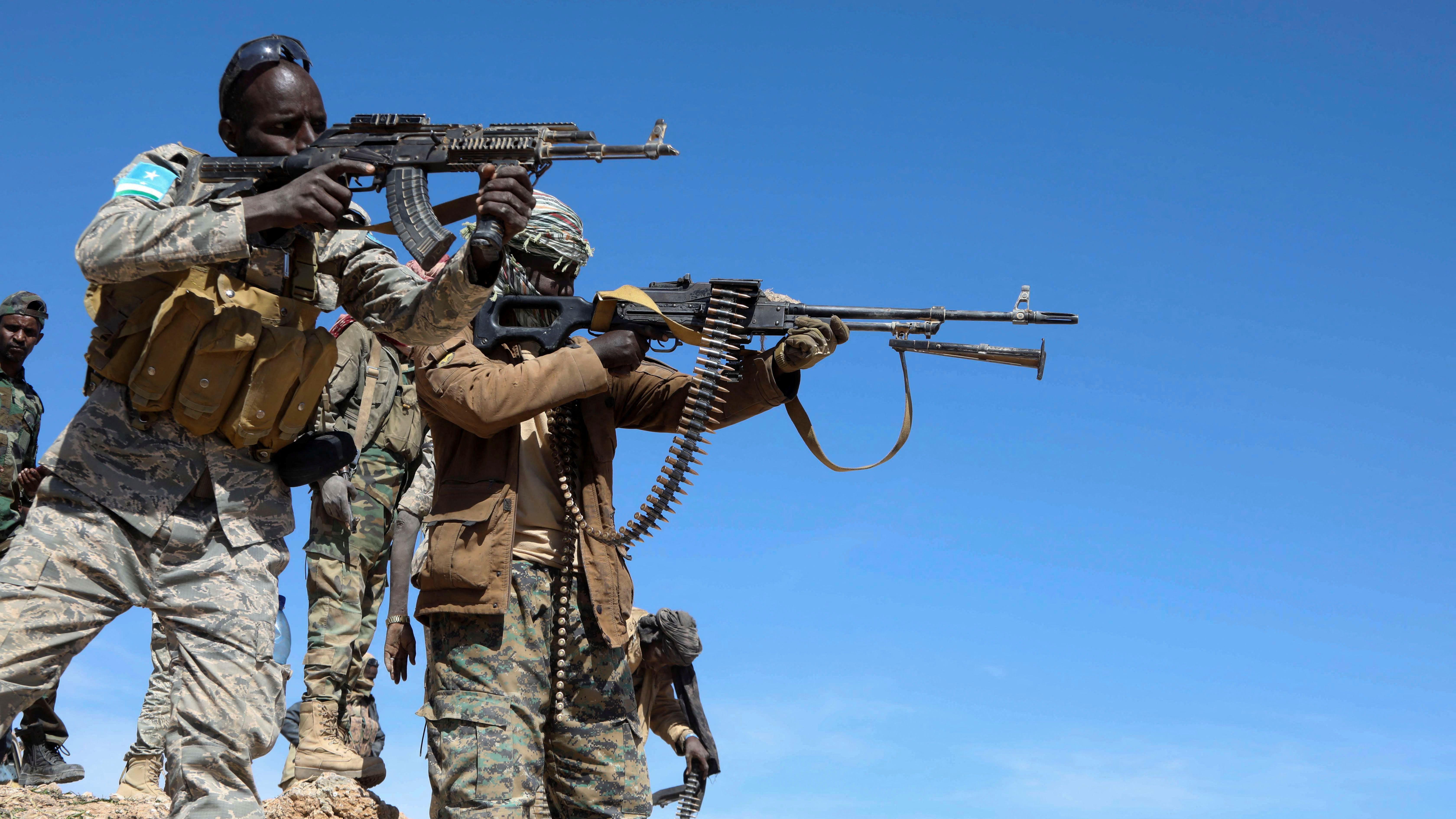 قوات الأمن في بونتلاند تتمركز بعد الاستيلاء على قاعدة لتنظيم داعش في سلسلة جبال كال ميسكاد في باري، شرقي خليج عدن في مدينة بوساسو، منطقة بونتلاند، الصومال 25 يناير/ كانون الثاني 2025
