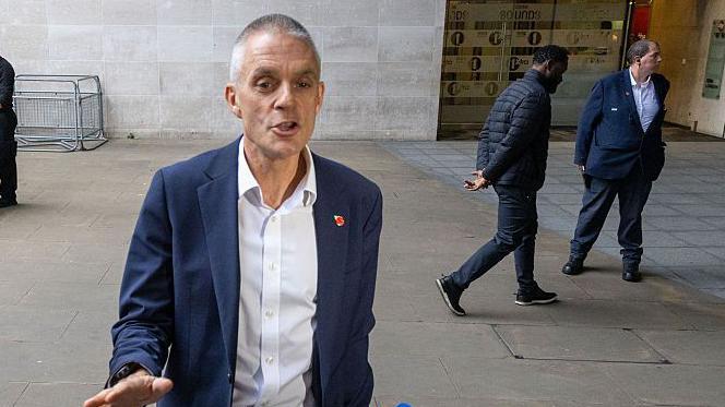 Tim Bavie, habla con la prensa frente a las instalaciones de la BBC