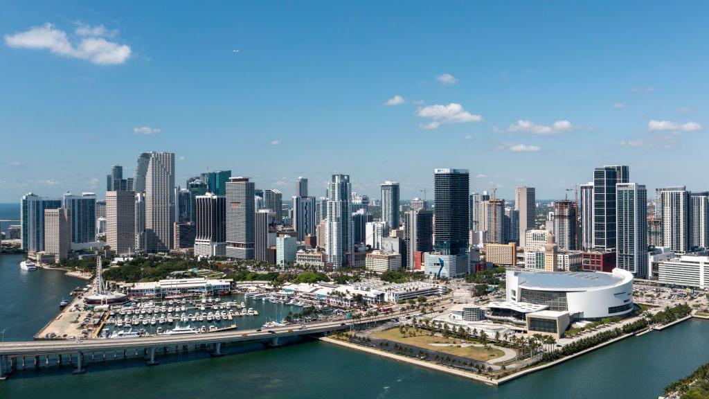 Vista de arranha-c&eacute;us, ponte e marina em Miami