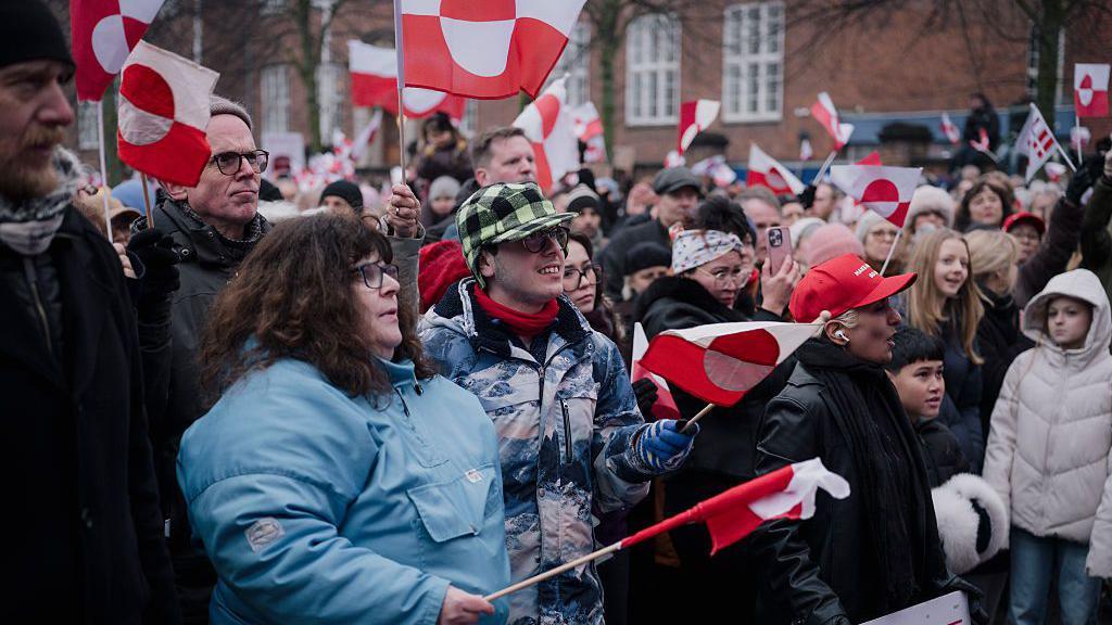 Manifestantes contra las intenciones de Estados Unidos de tomar el control de Groenlandia se concentran frente a la embajada estadounidense en Copenhague, Dinamarca, el sábado 17 de enero de 2026. 