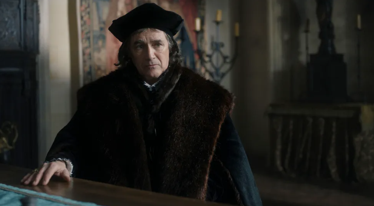 Un hombre, vestido con ropa de época. 