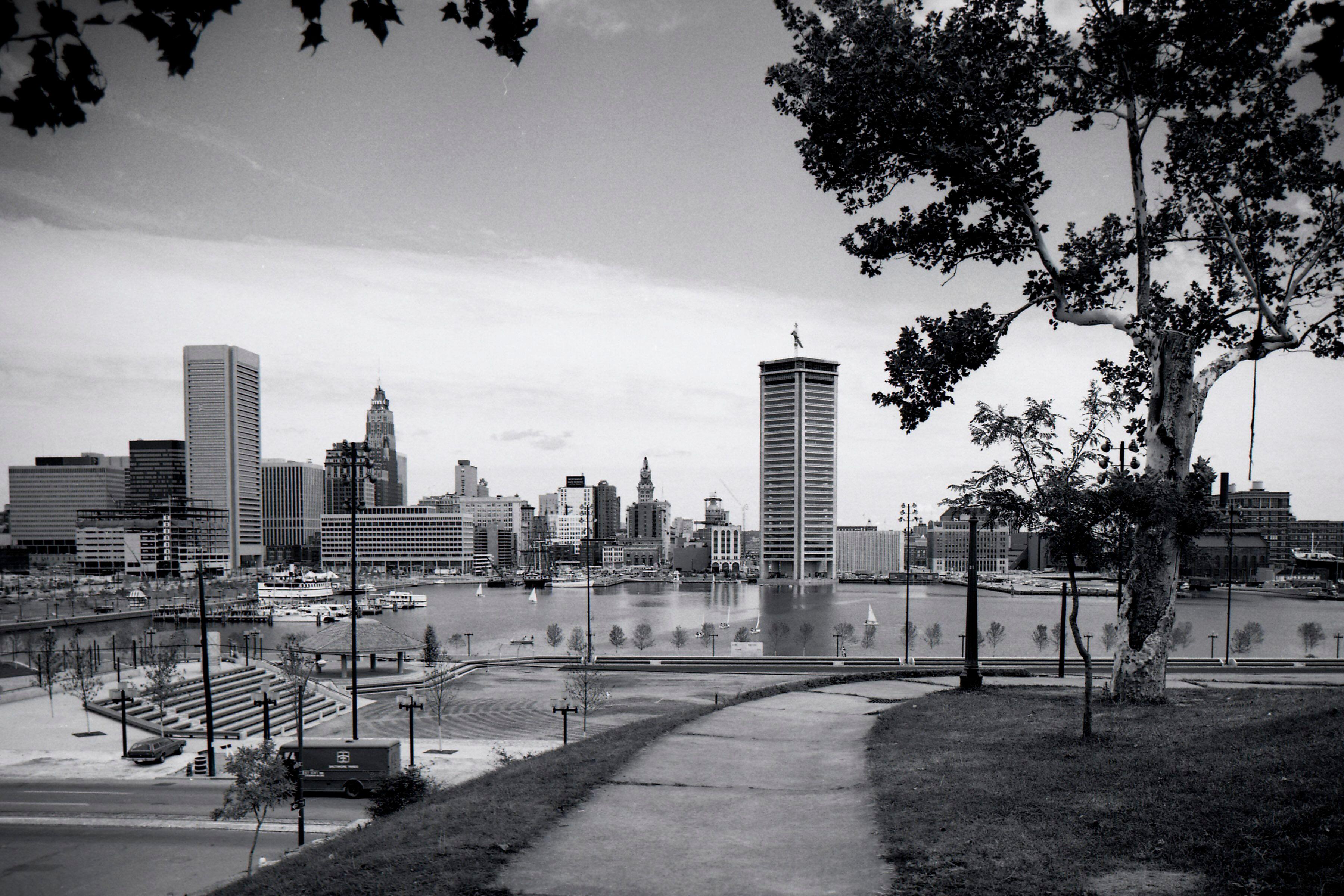Una panorámica en blanco y negro de Baltimore
