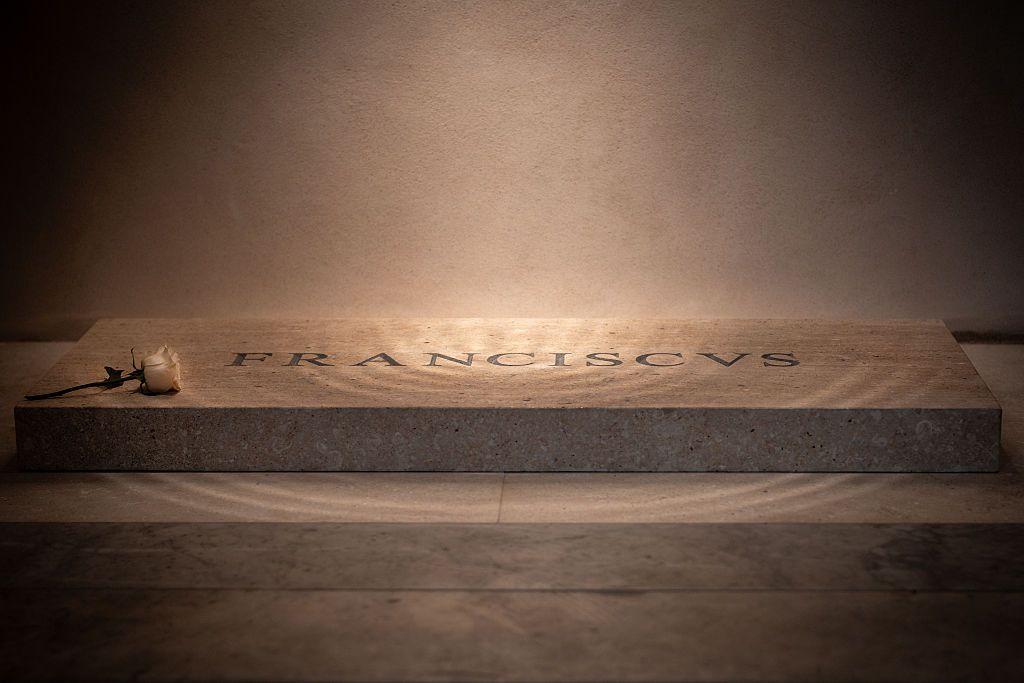 Una rosa blanca reposa sobre la tumba del Papa Francisco en la Basílica de Santa María la Mayor el 28 de abril de 2025 en Roma, Italia.