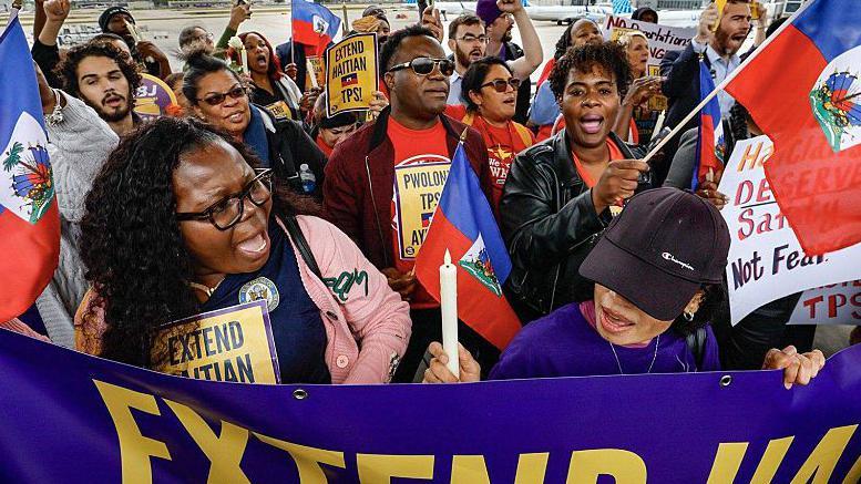 Manifestantes en Fort Lauderdale piden que el gobierno extienda el Estatus de Protección Temporal para Haití el 28 de enero de 2026.
