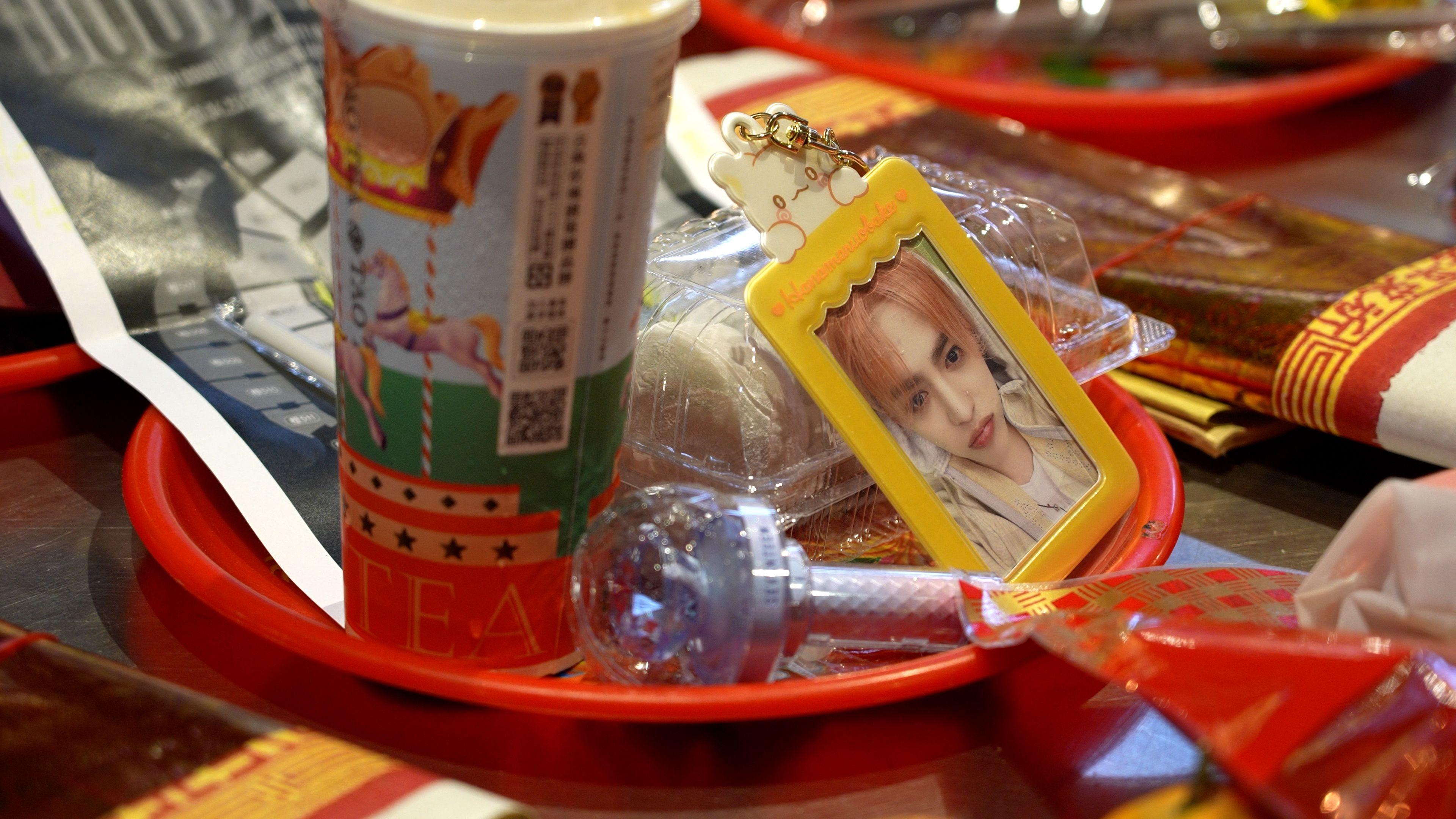 台北霞海城隍廟觀察，過去一年間，大約十名香客中，就有兩、三位是為了求演唱會門票、希望與偶像結緣。