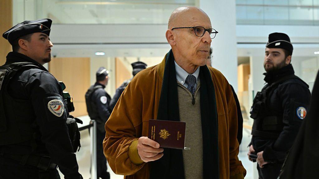 Christian Herrault, ex-vice-diretor de opera&ccedil;&otilde;es da Lafarge, chegando ao tribunal de Paris no dia do veredito